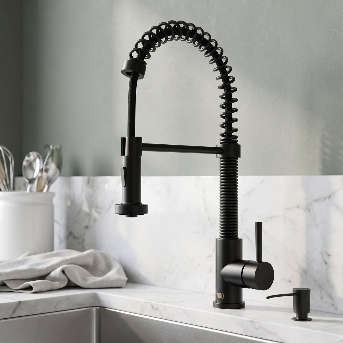 Edison Single Handle Pull-Down Sprayer Kitchen Faucet Set with Soap Dispenser in Matte Black