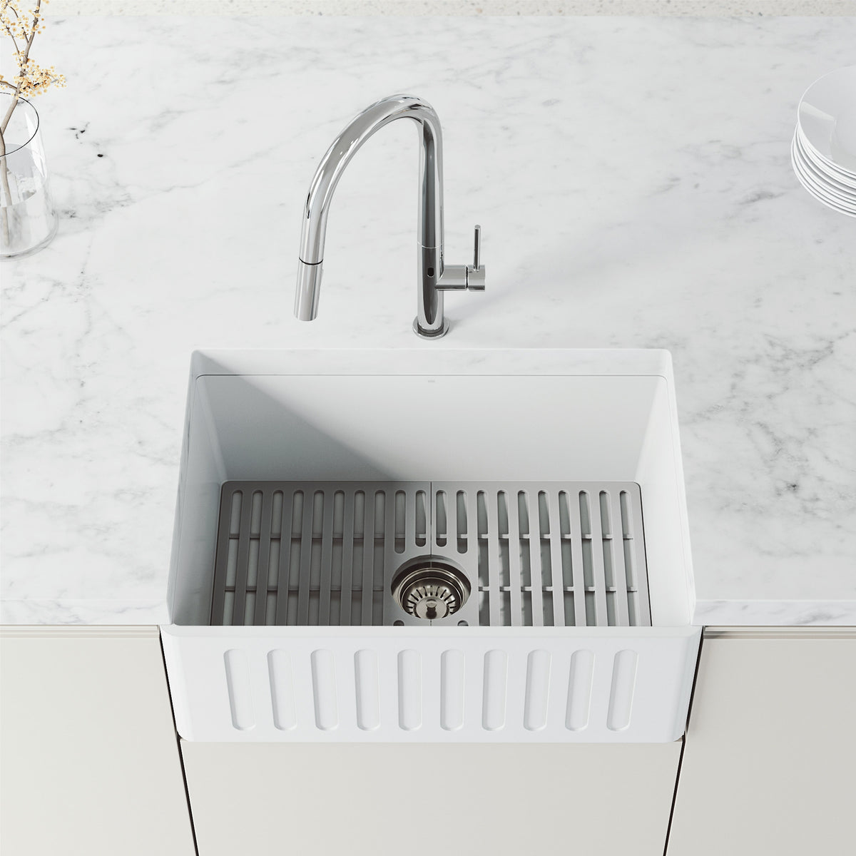 Pull-down kitchen faucet with spot-resistant finish and dual-mode spray function