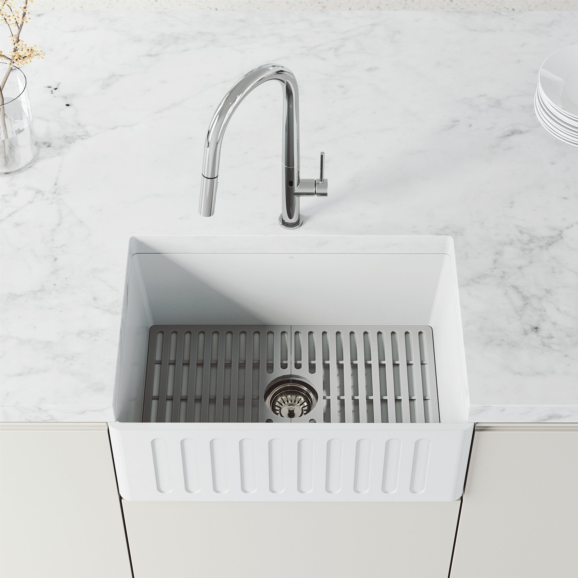 Pull-down kitchen faucet with spot-resistant finish and dual-mode spray function