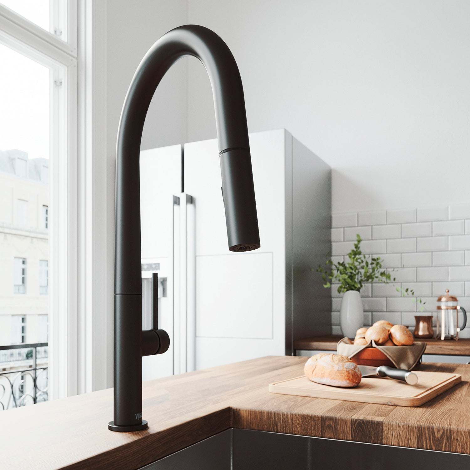 Greenwich – 18 in. H Modern Contemporary Pull-Down Kitchen Faucet