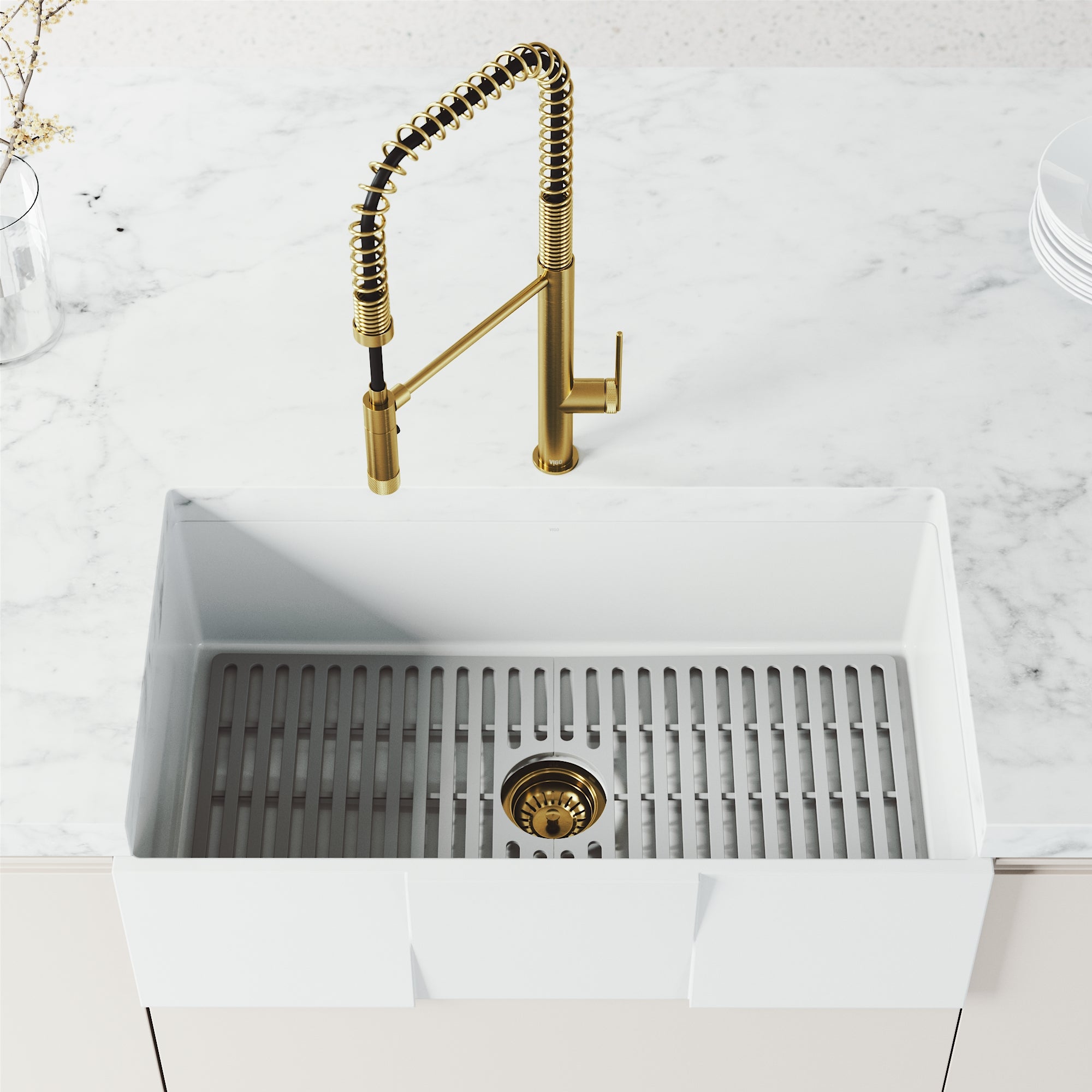 Pull-down kitchen faucet in matte brushed gold with secure docking station