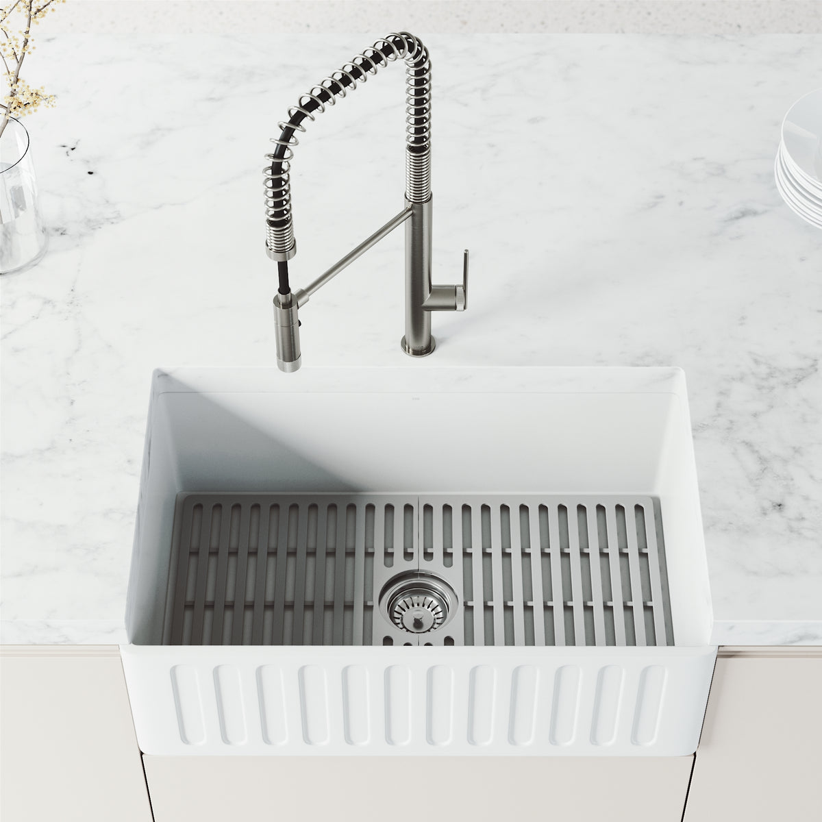 Pull-down kitchen faucet in stainless steel with secure docking station