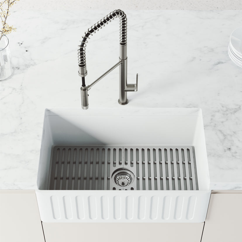Pull-down kitchen faucet in stainless steel with secure docking station