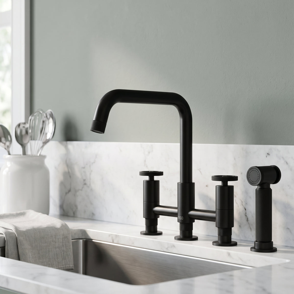 Cass Pull-Out Bridge Kitchen Faucet