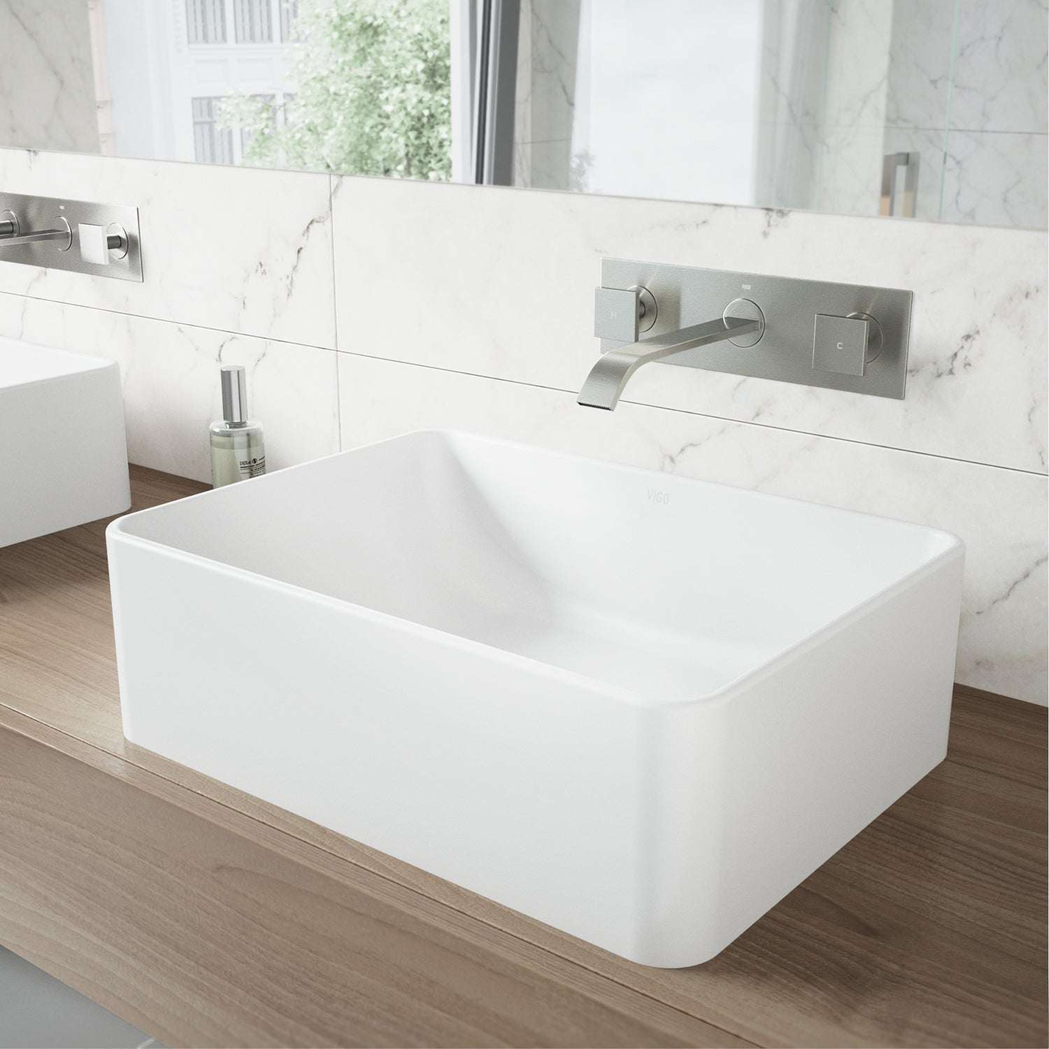 Wall mounted bathroom faucet with drip free ceramic disc valve