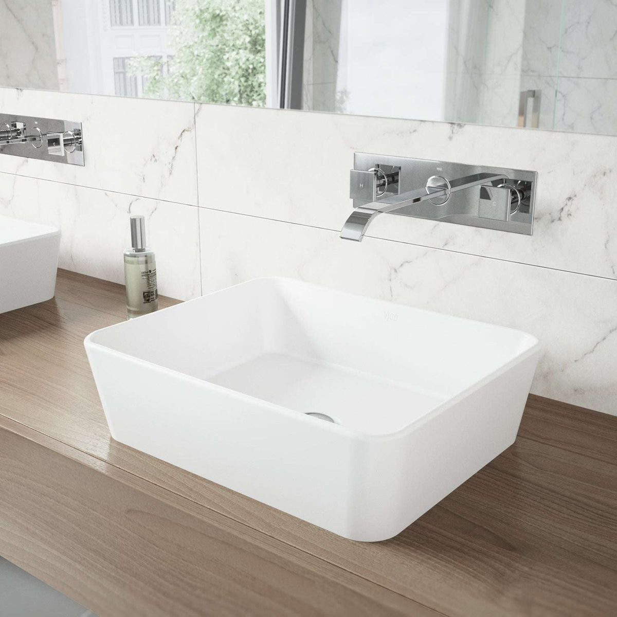Wall mounted bathroom faucet with drip free ceramic disc valve